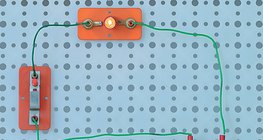 Битүү тойрогт электронууд гүйдлийн үүсвэрийн сөрөг төгсгөлөөс эерэг төгсгөл рүү чиглэн урсдаг