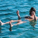 Сөнөсөн тэнгист усанд орох