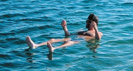 Сөнөсөн тэнгист усанд орох