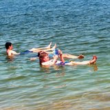 Сөнөсөн тэнгис усанд орж буй хүмүүс