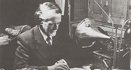 Золтан Кодали фонограф ашиглан аялгууны тэмдэглэлээ шалгаж байна